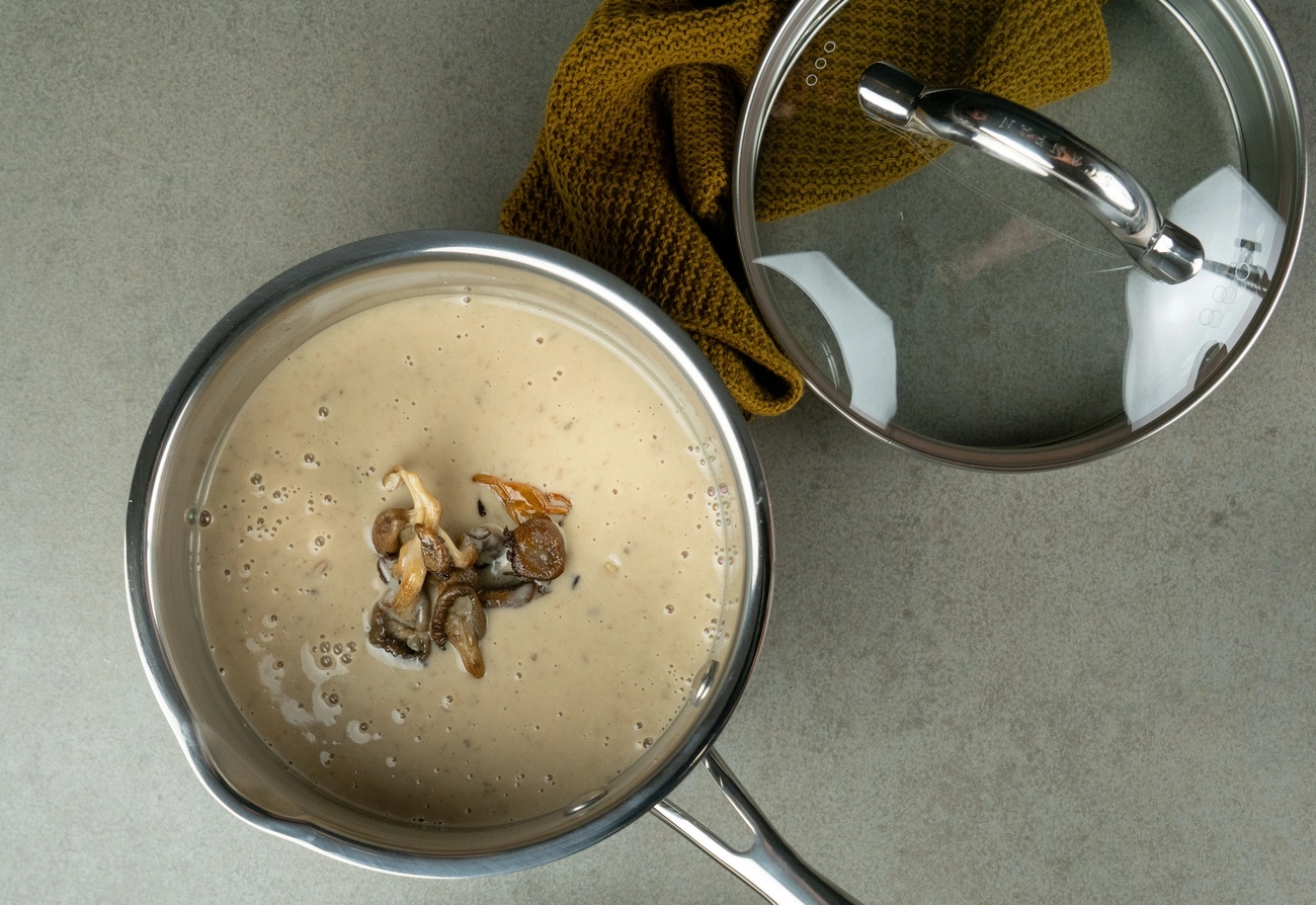 kattila 2 l lasikannella täynnä kastiketta