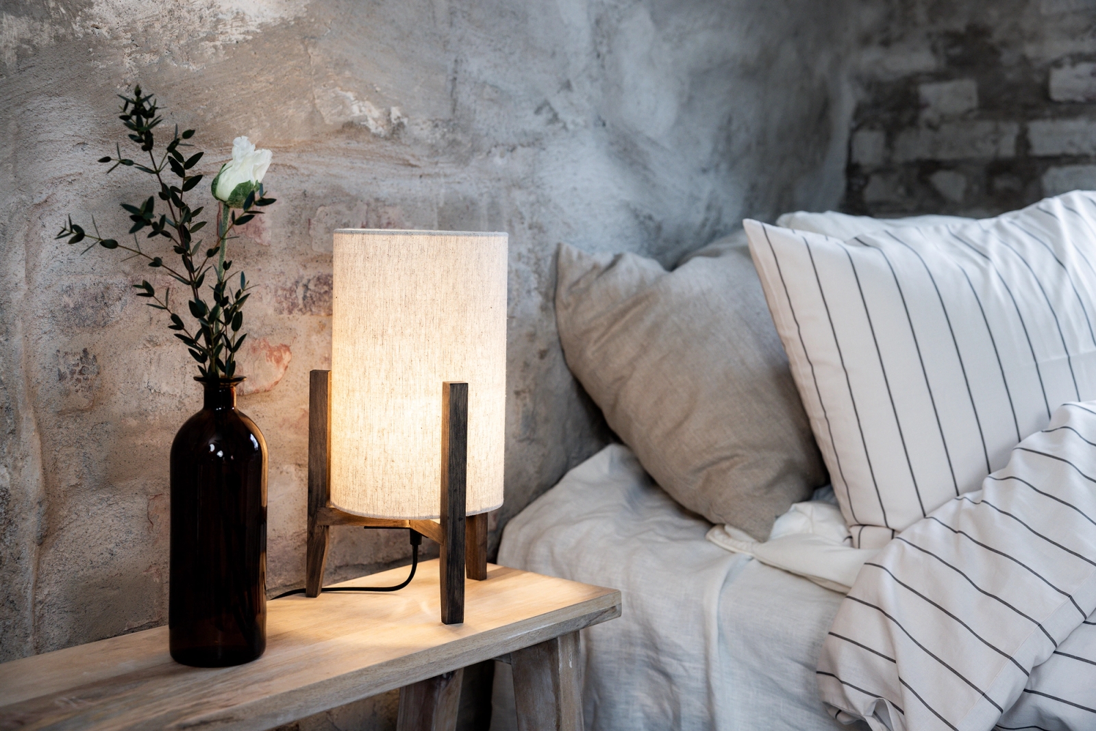 Belysning, bordslampa som ger ett mjukt sken i sovrummet