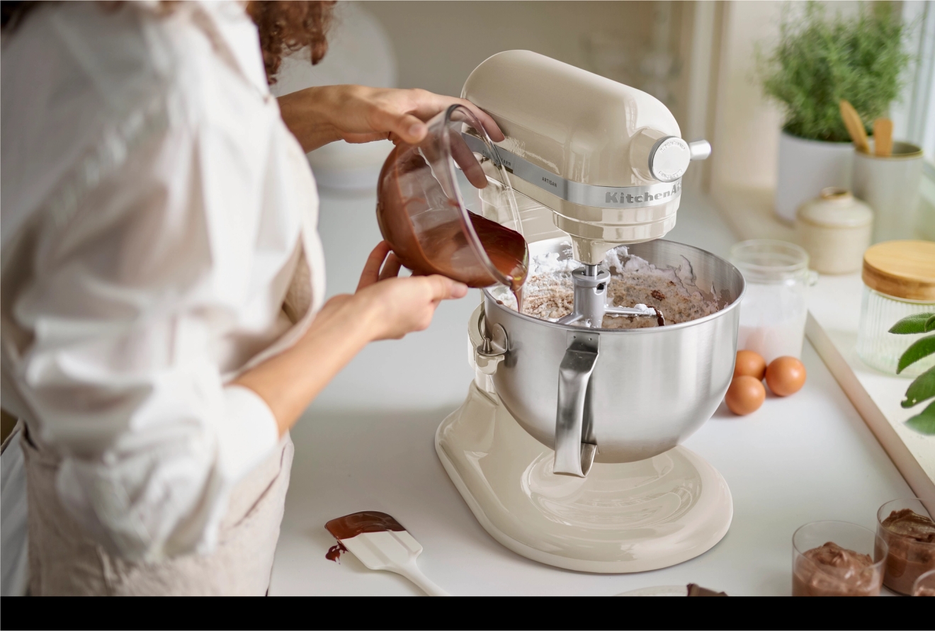 Kitchenaid yleiskone värissävalkoinen ja lasikulho täynnä sulatettua suklaata 