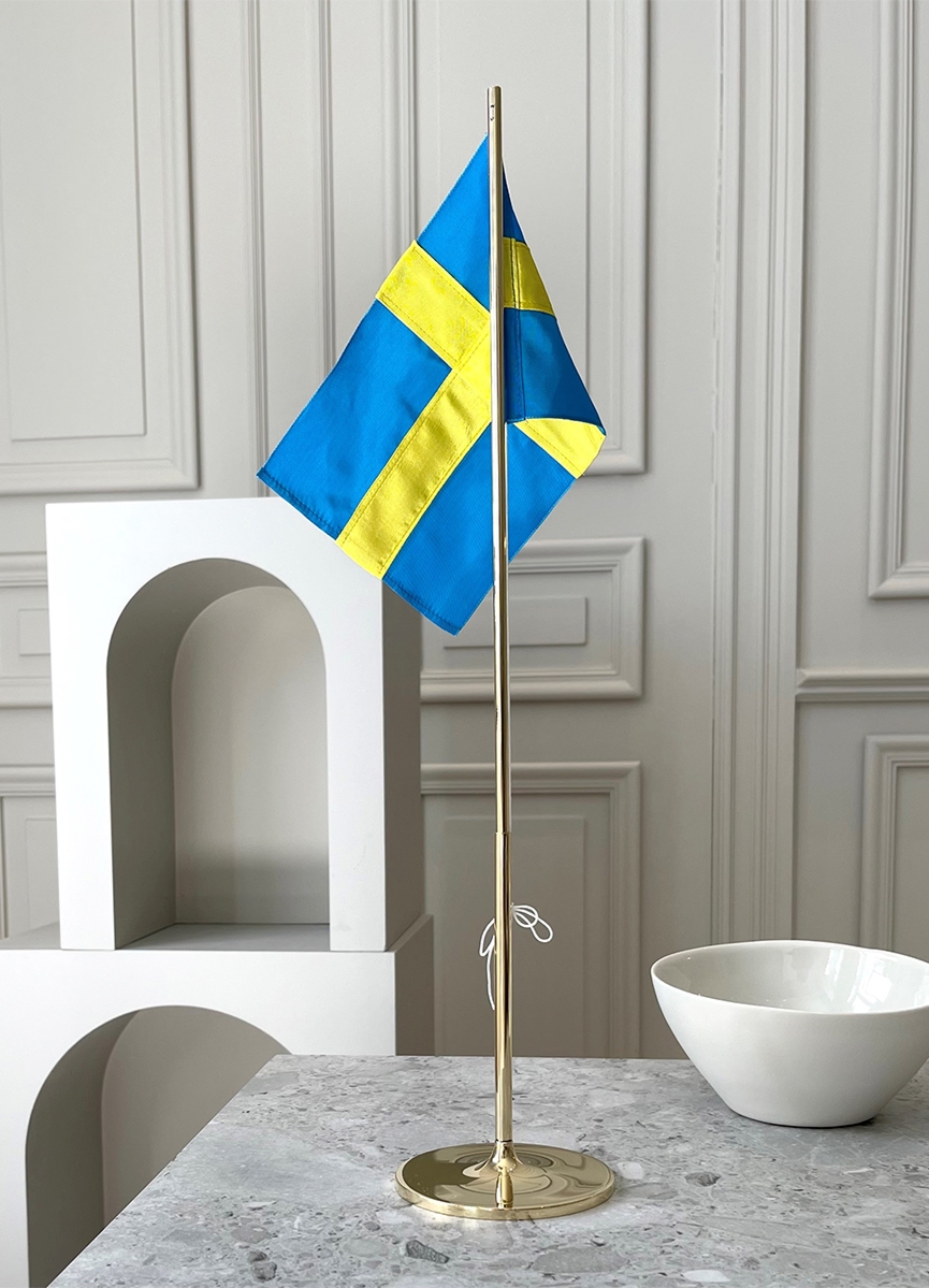 Bordsflagga med den svenska flaggan på marmorbänk