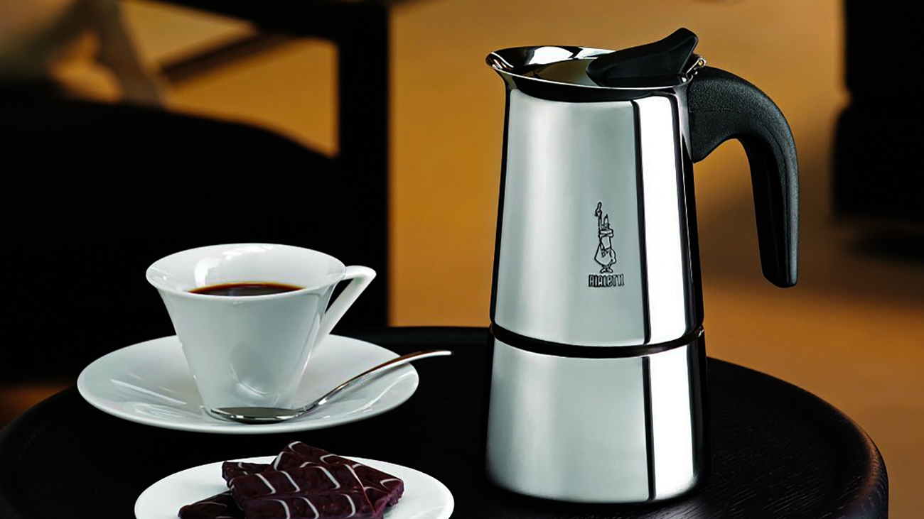 Bialetti mutteripannu eli mokkapannu espressopannu kahvikuppi ja lautanen