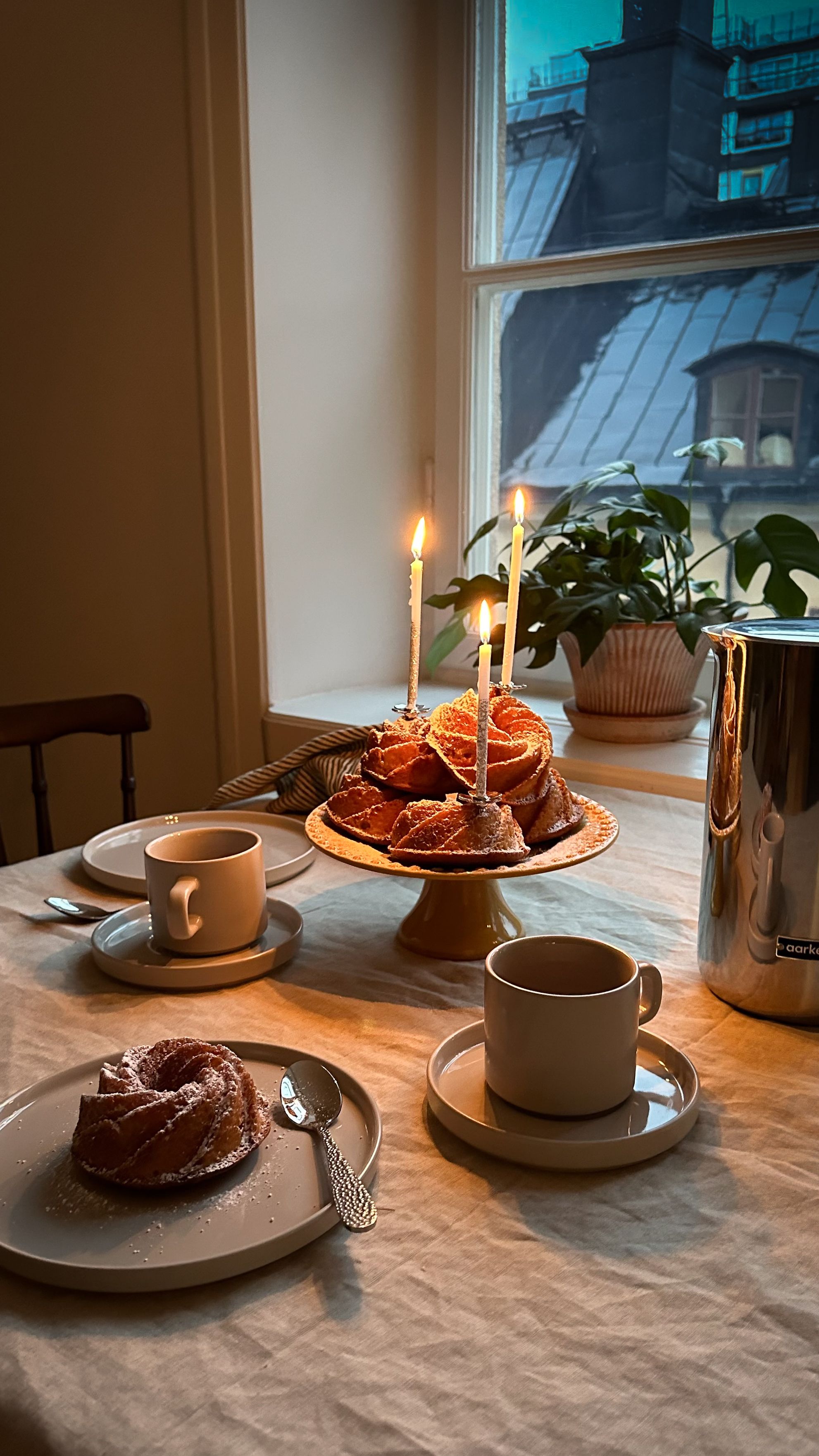 ett bord uppdukat med fika som passar fint till novent