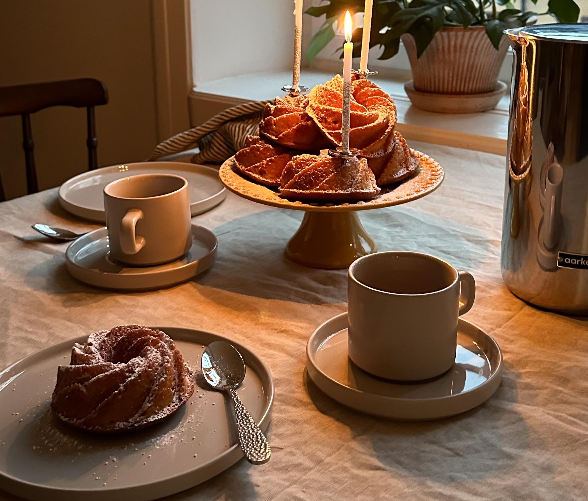 ett bord uppdukat med fika som passar fint till novent