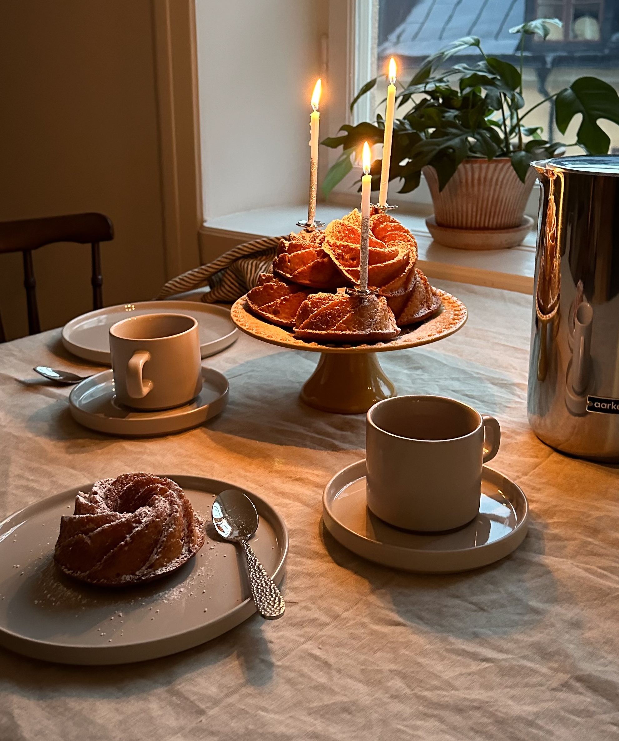 ett bord uppdukat med fika som passar fint till novent