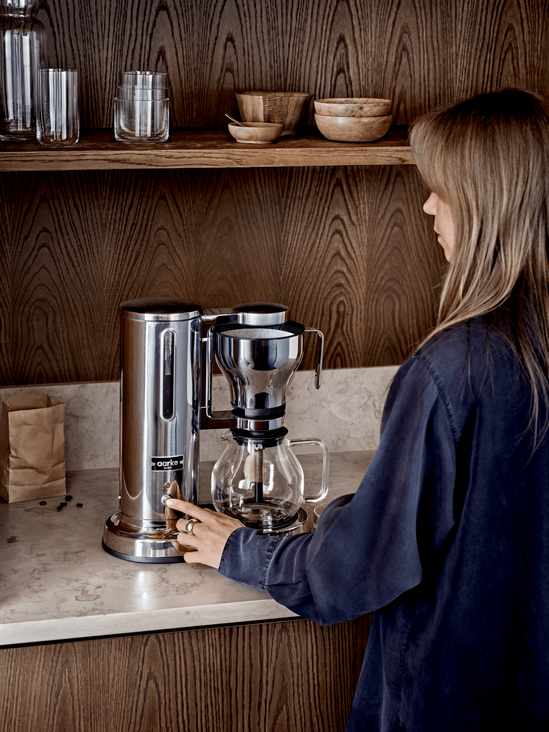 Kaffebryggare i rostfritt stål från Aarke står på en köksbänk
