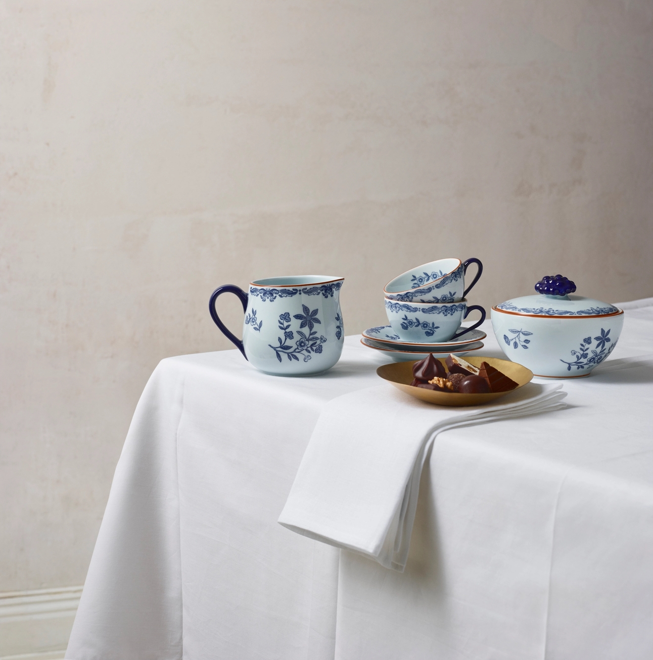 Rörstrand Ostindia astiasto kahvikupit maitokannu tyylipuhdas kattaus kukkakuvio