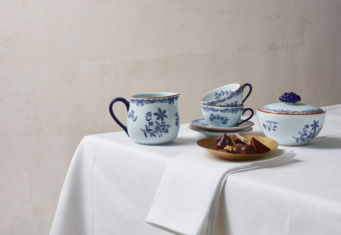 Rörstrand Ostindia astiasto kahvikupit maitokannu tyylipuhdas kattaus kukkakuvio