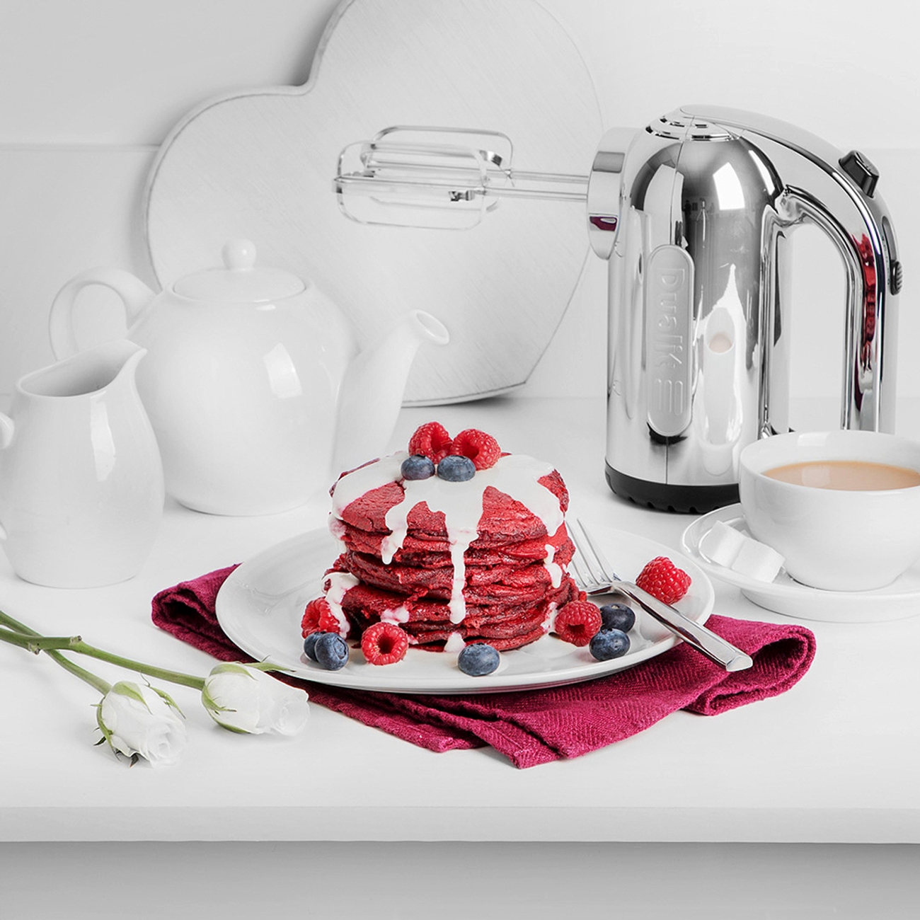 Dualit sähkövatkain värissä kromi ja vatkattu kerma