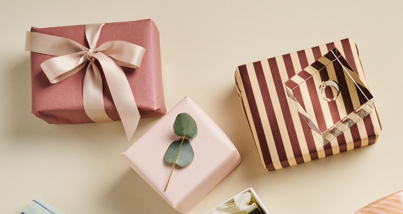 Vakkert innpakkede gaver med stripet gavepapir og sidebånd