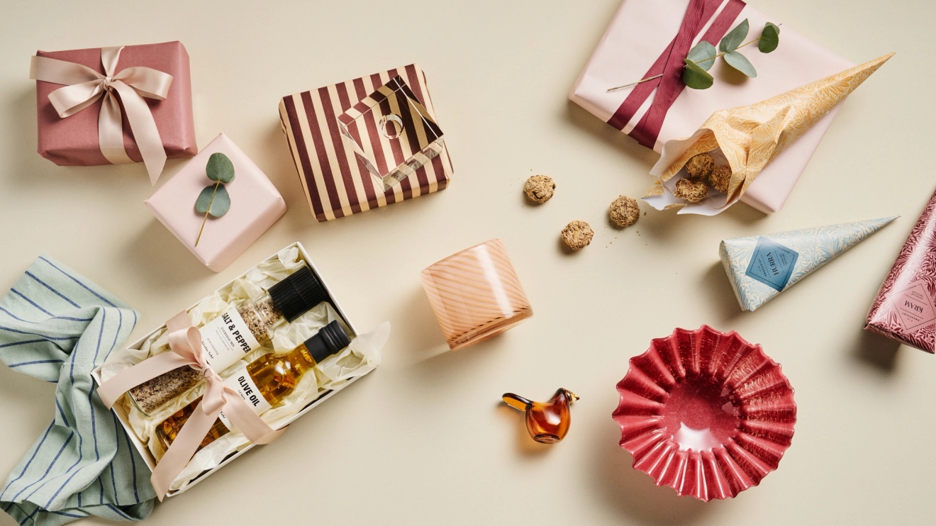 Gå Bort presenter från Cervera på ett presentbord