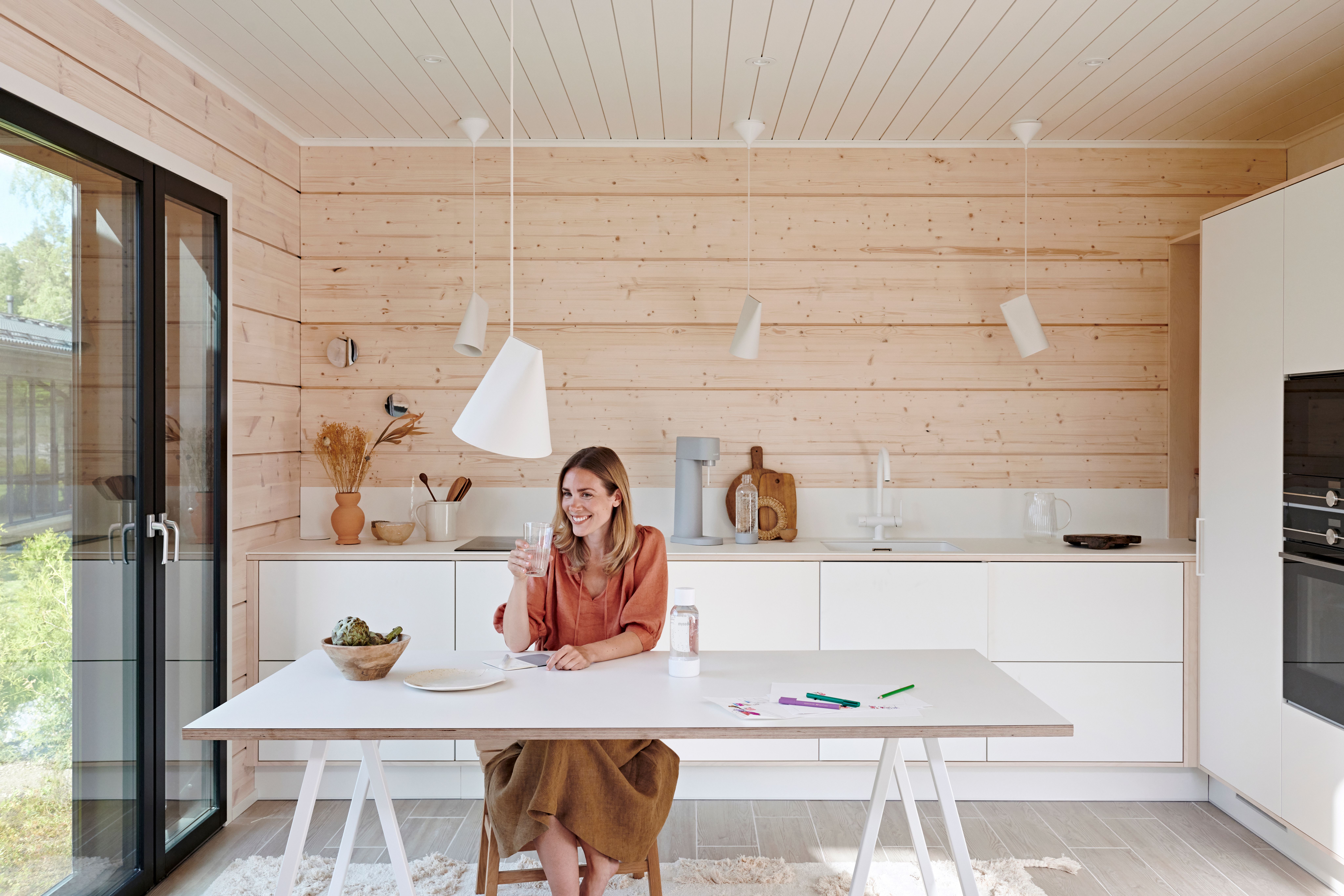 Harmaa Mysoda Woody hiilihapotuslaite ja pullo valkoisella keittiön työtasolla 