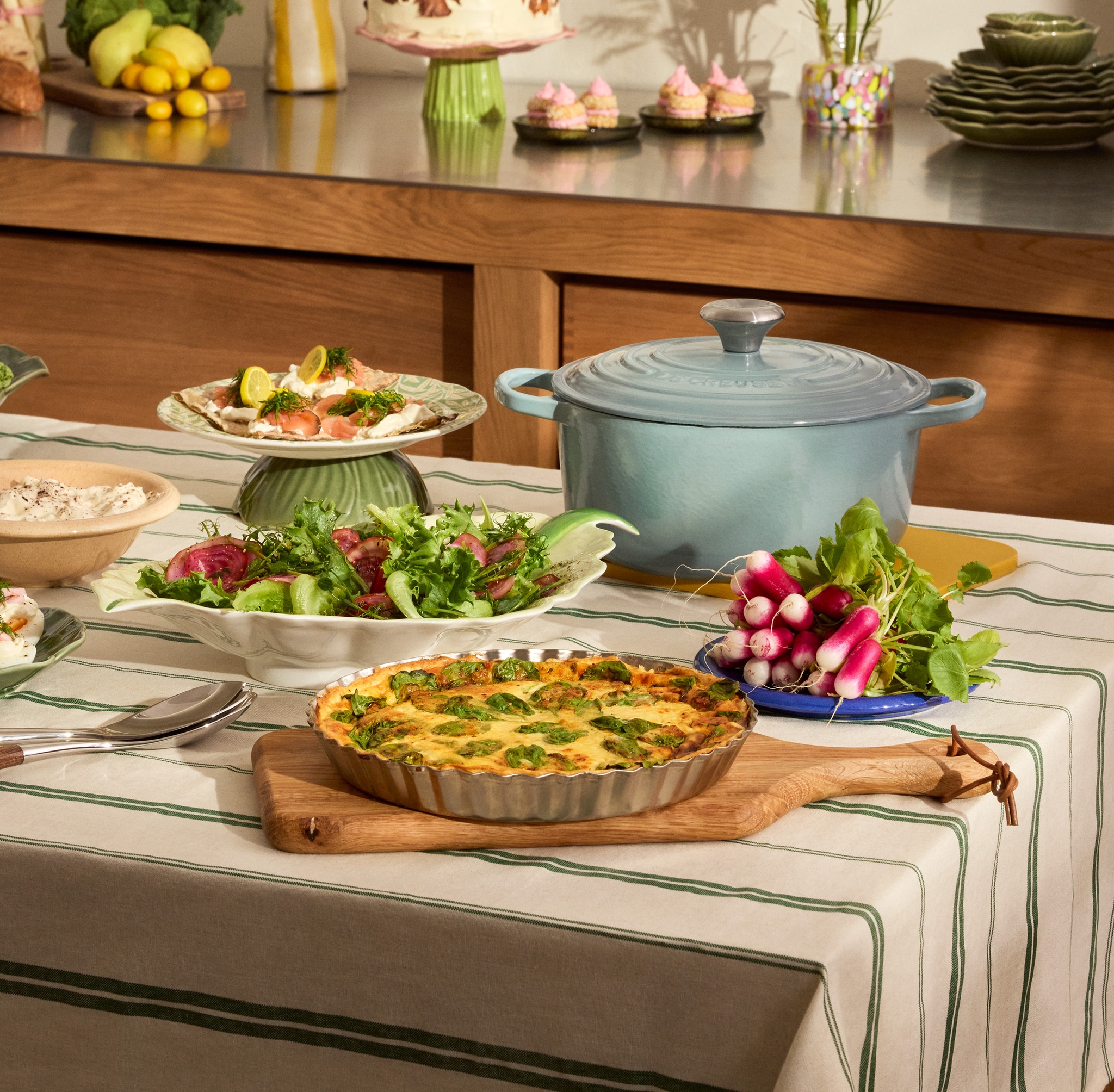 Påskens matlaging står dekket opp på et bord med stripete duk