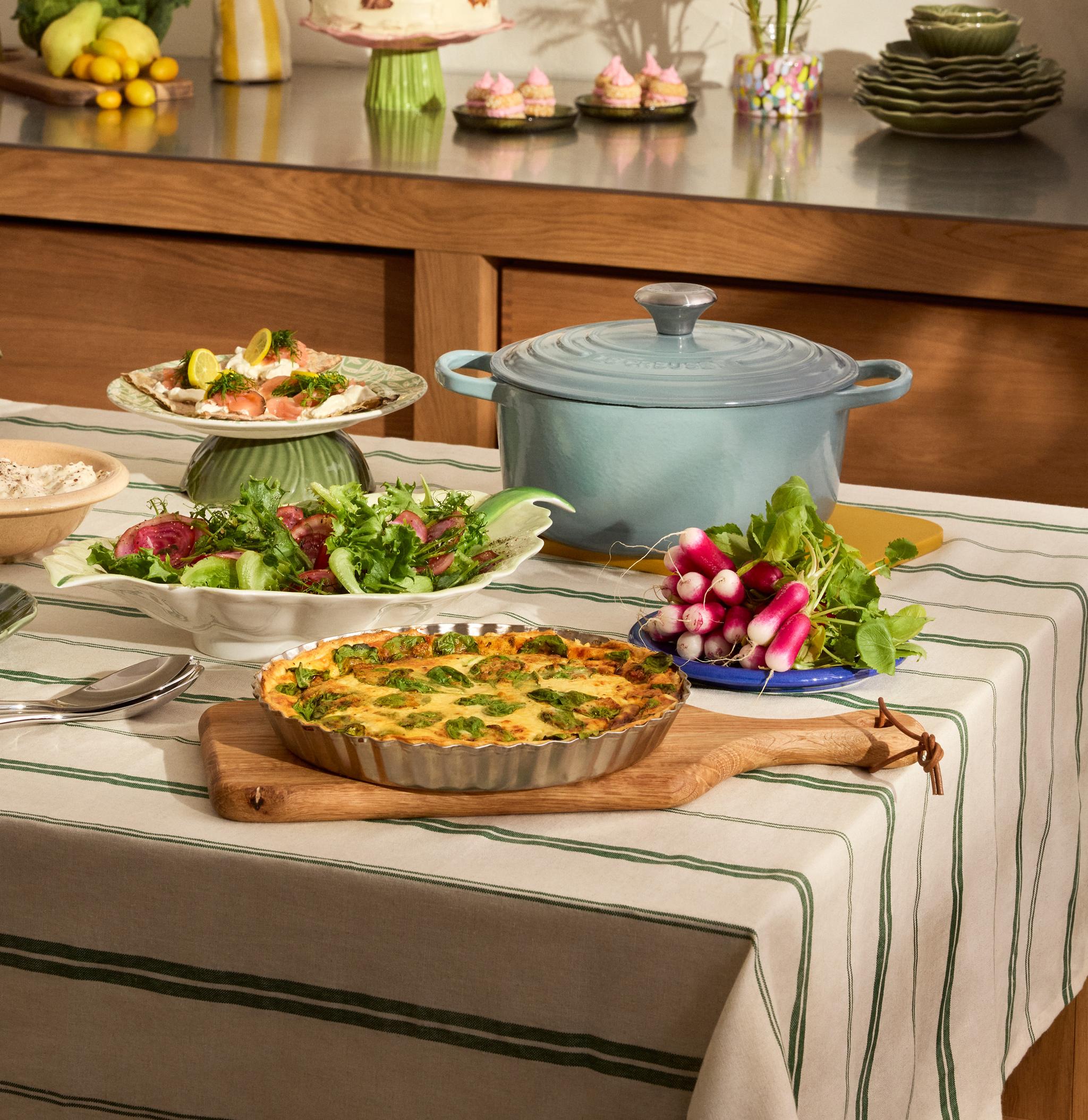 Pääsiäisen ruoat on katettu pöydälle raidalliselle pöytäliinalle