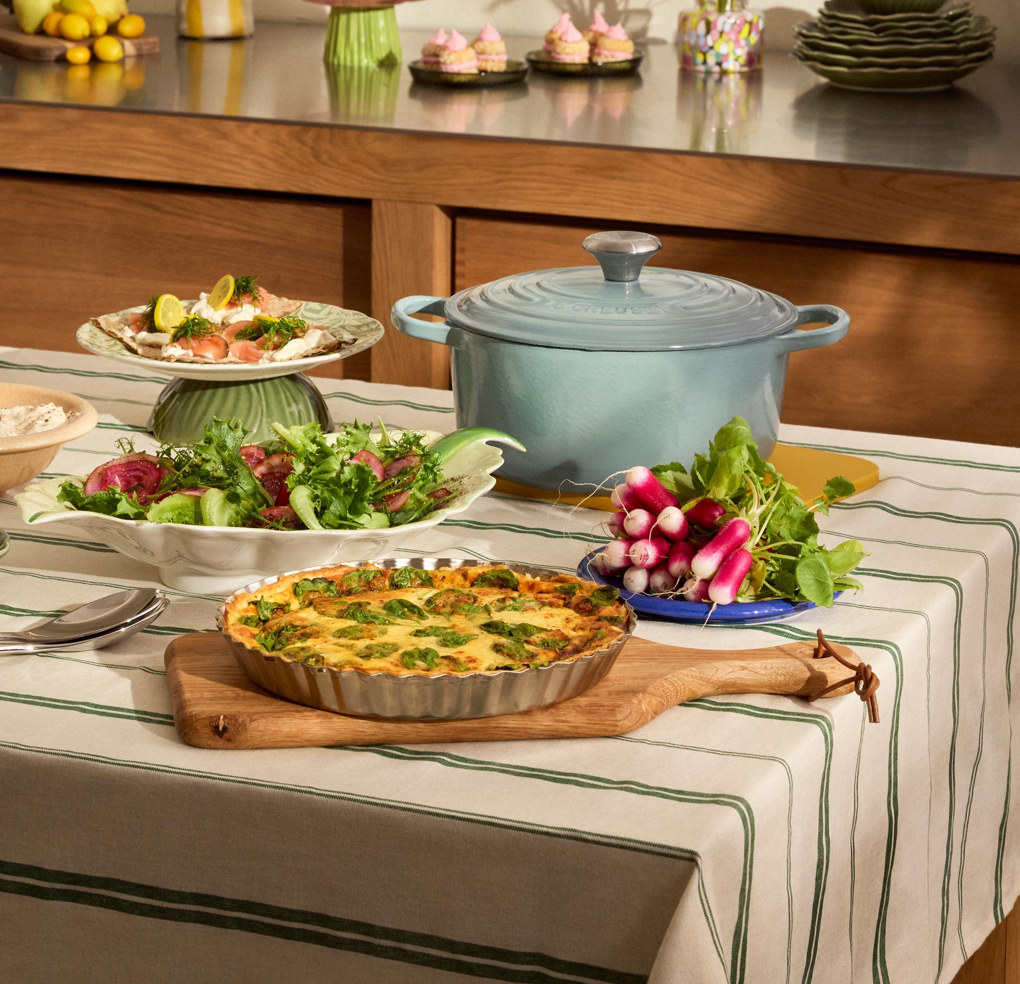 Påskens matlaging står dekket opp på et bord med stripete duk