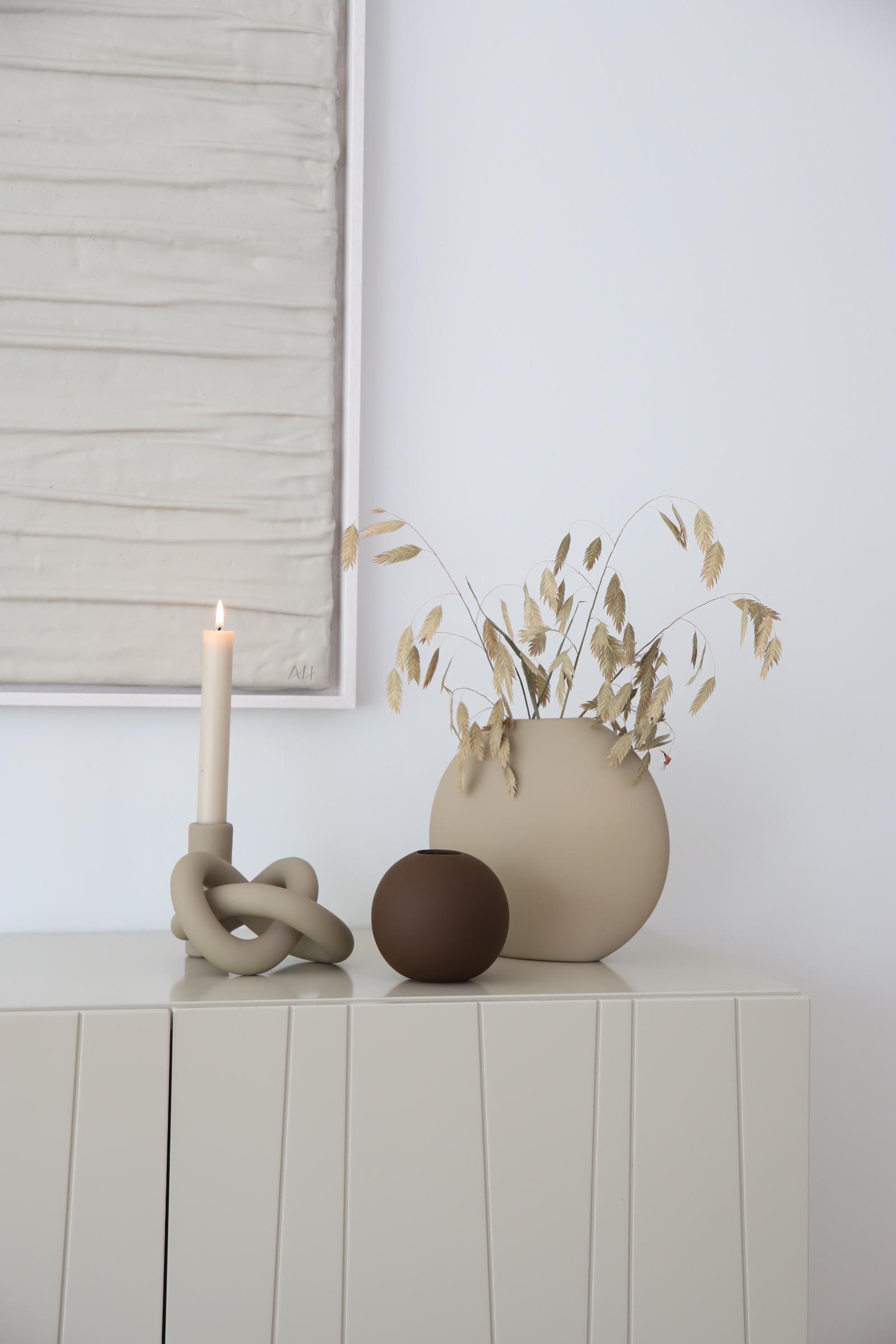 Cooee tuotteet ruskea ball maljakko beige pastille  maljakko ja kynttilänjalka senkillä