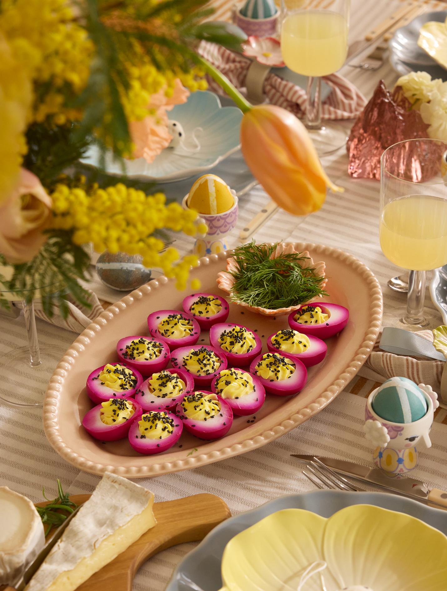 Pääsiäinen sormiruoka kananmunat kananmunan puolikkaat