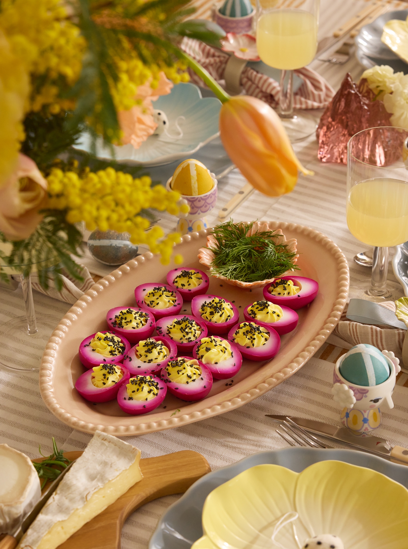 Pääsiäinen sormiruoka kananmunat kananmunan puolikkaat