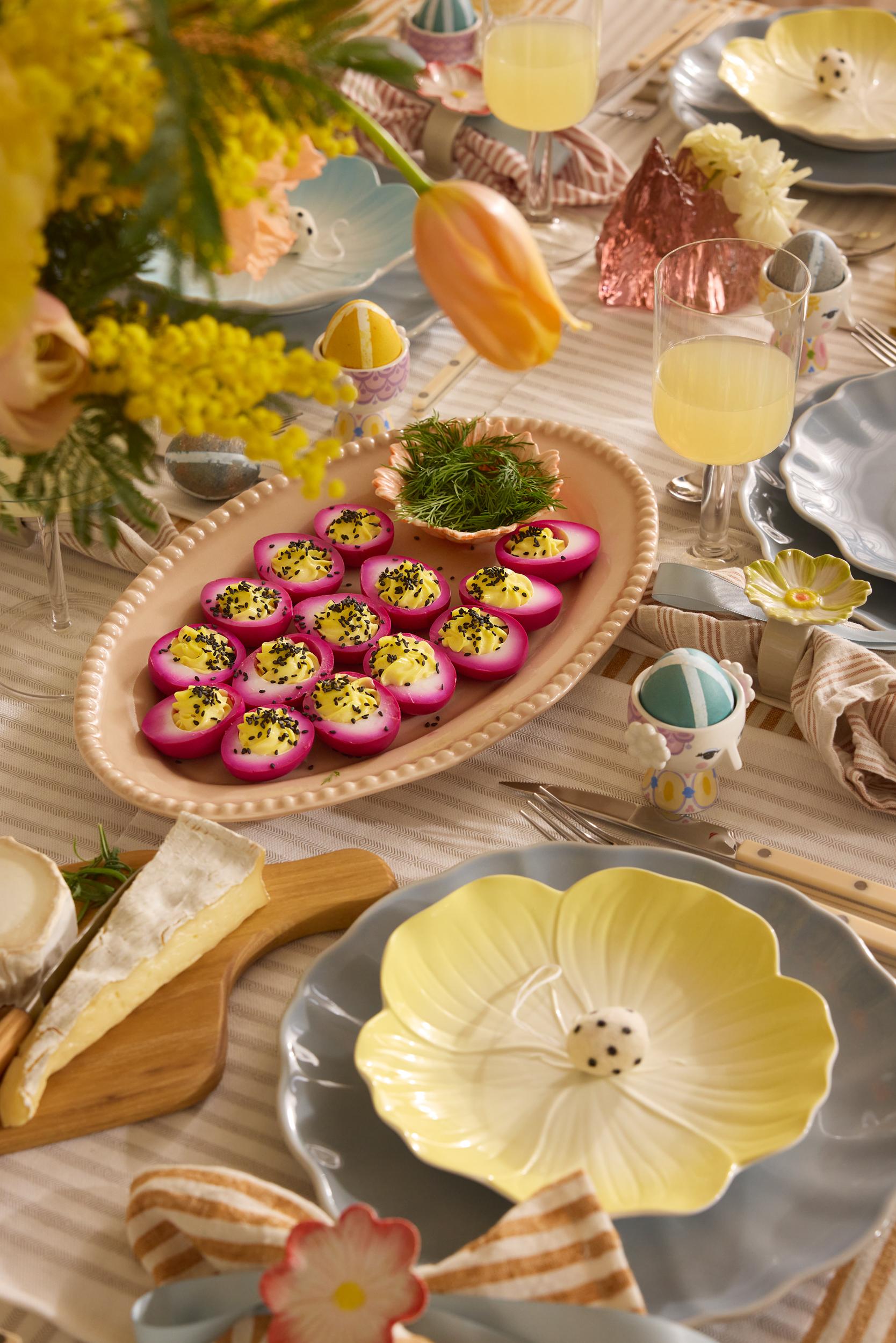 Djävulsägg på ett serveringsfat som står på ett påskdukat bord