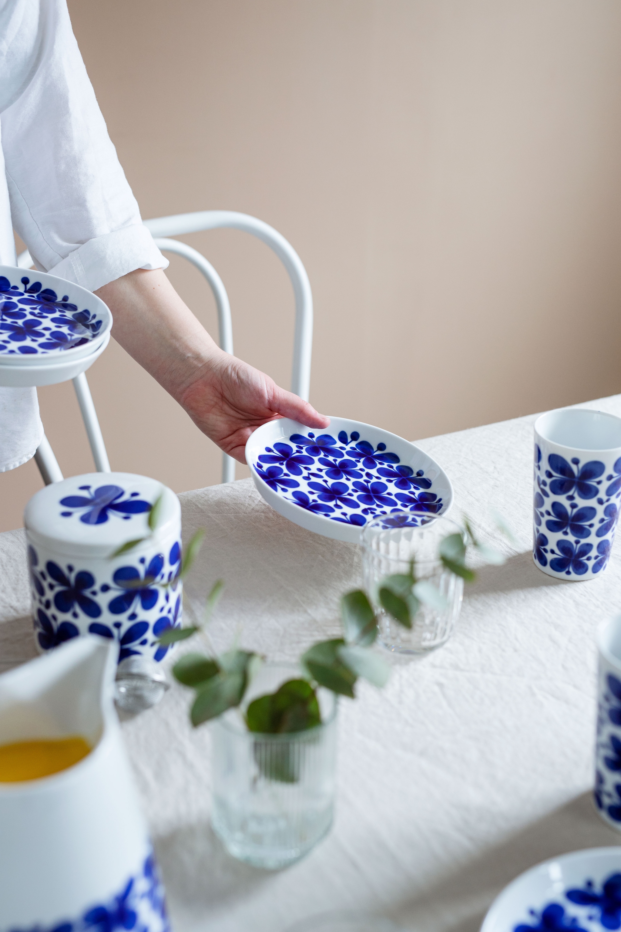 mon amie dukning med tallrik och kopp