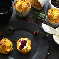 Deilige safranscones med kremost og tyttebærsyltetøy