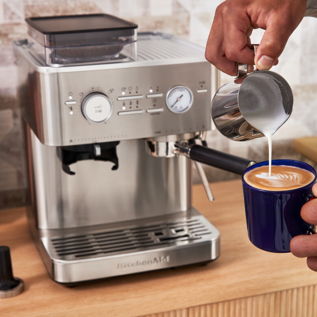 KitchenAid espressomaskin med en perfekt espresso med skummet melk på kjøkkenet