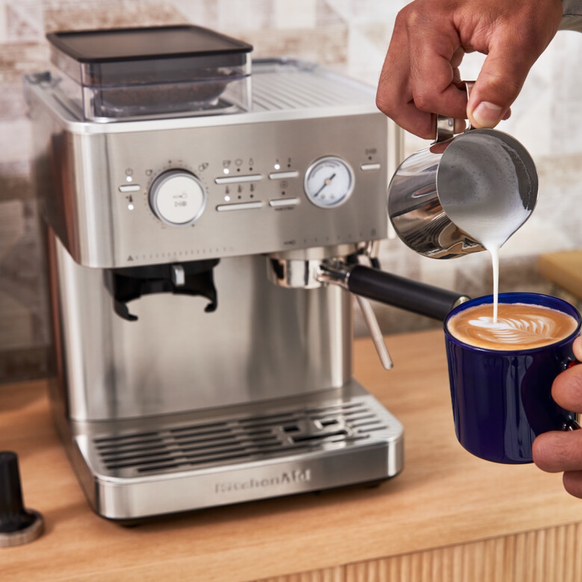 KitchenAid espressomaskin med en perfekt espresso med skummad mjölk i köket