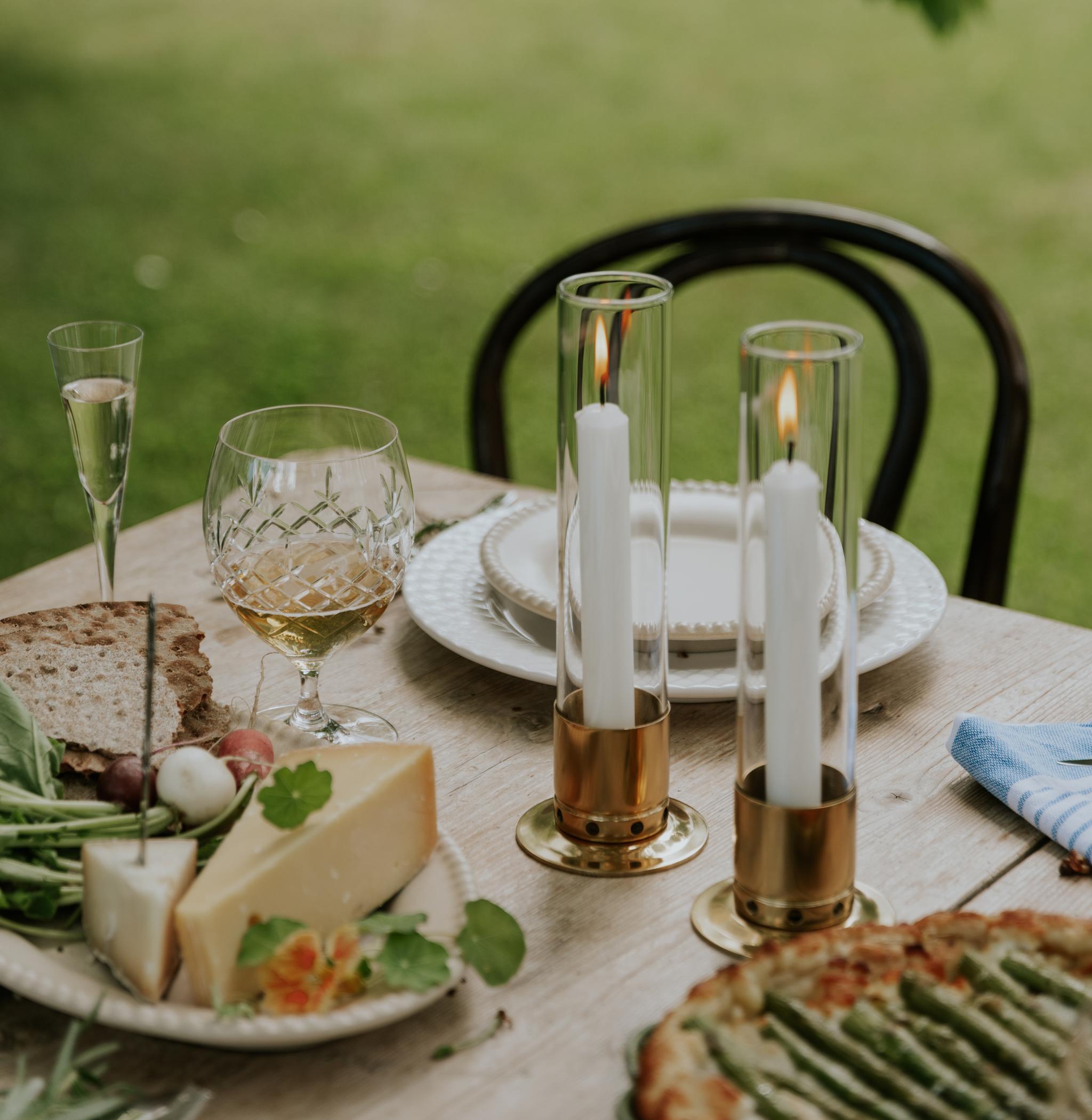 Stämningsfull bild med ljus och ost till kräftskivan