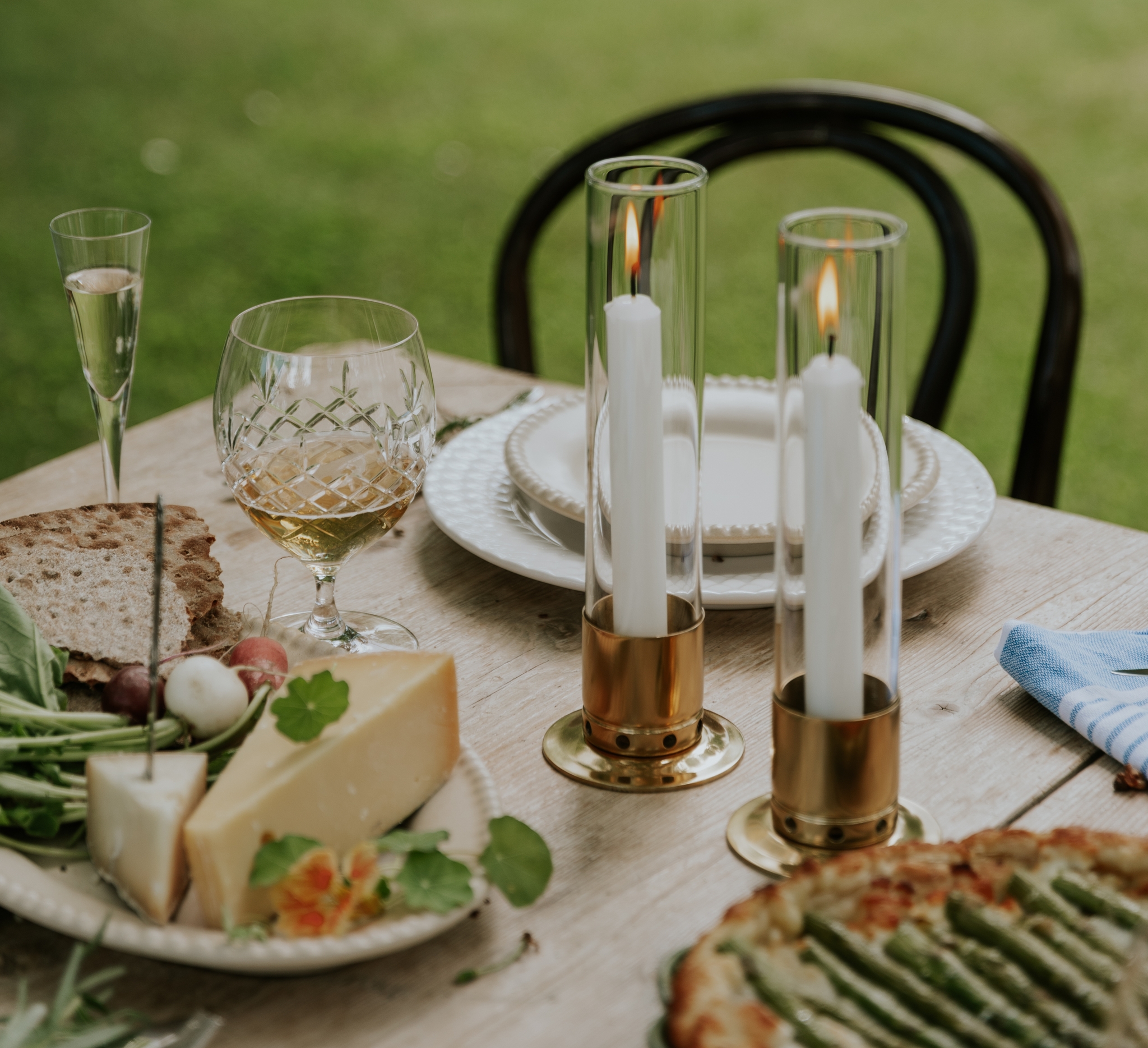 Stämningsfull bild med ljus och ost till kräftskivan