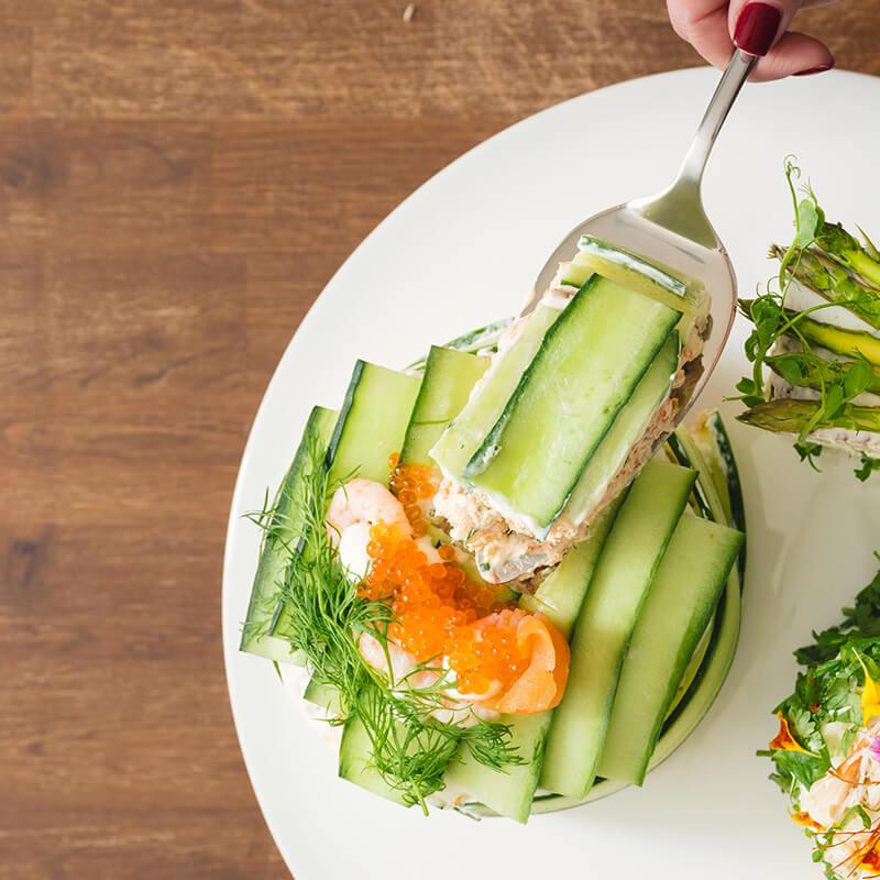 Vegansk smörgåstårta med vårprimörer