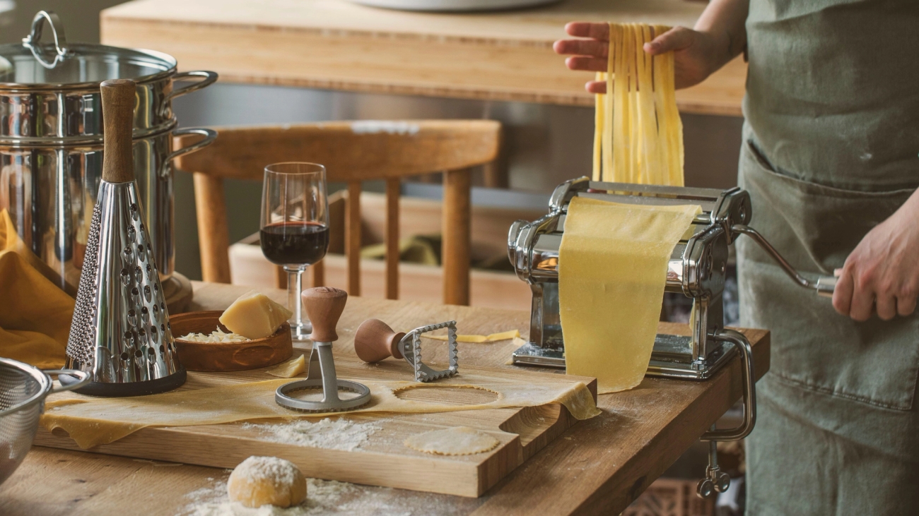Pastamaskin Marcato med spagetti og et glass rødvin