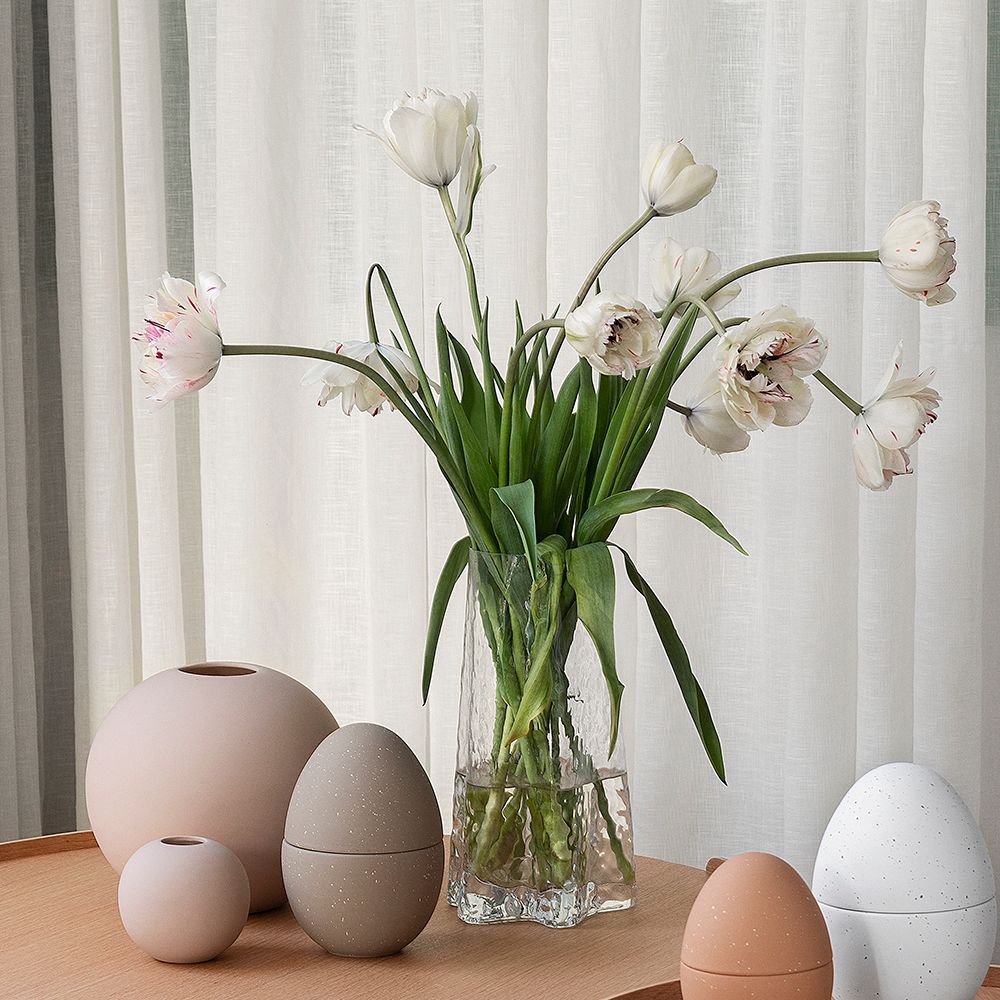 Aaltoileva lasimaljakko tulppaanien kera ja beige väriset pyöreät maljakot Cooee :lta