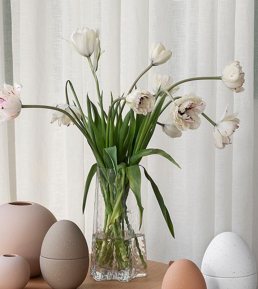 Aaltoileva lasimaljakko tulppaanien kera ja beige väriset pyöreät maljakot Cooee :lta