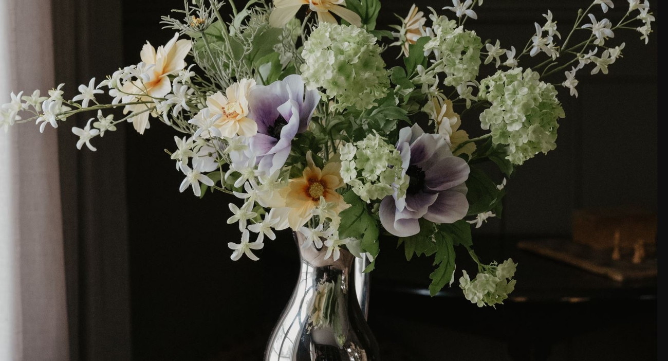 mr plant blombukett av konstgjorda blommor i en blank rostfri vas