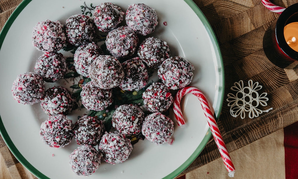 Chokladbollar med krossad polkagris