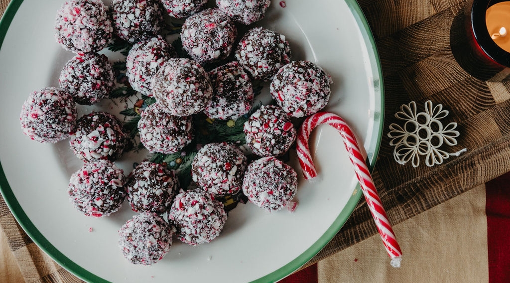 Chokladbollar med krossad polkagris