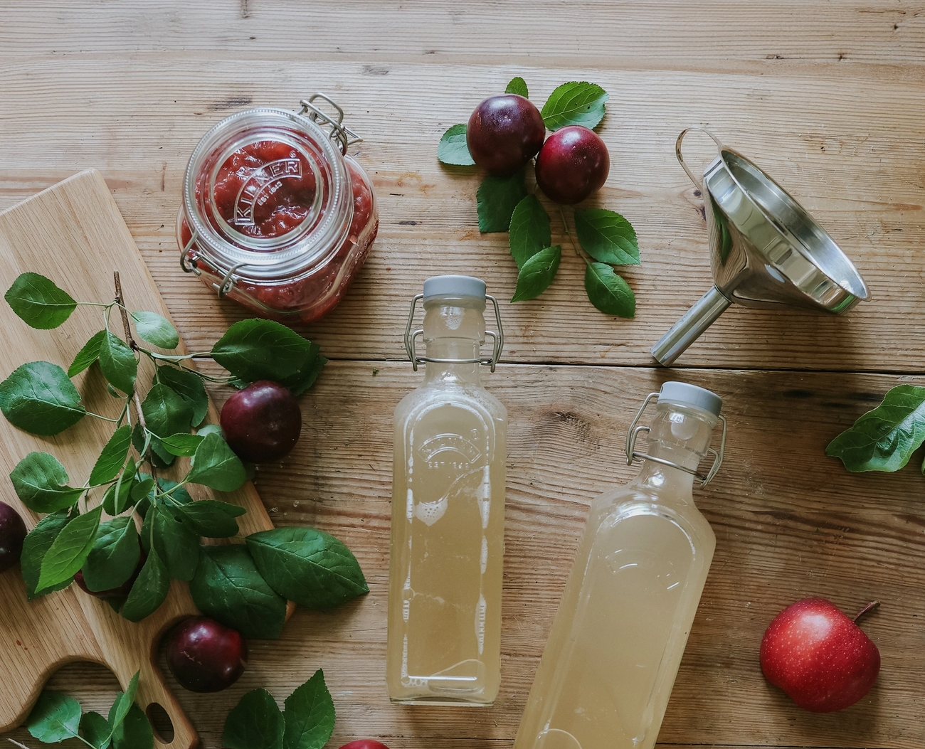 Hillon ja mehun valmistus lasipurkit puisella pöydällä