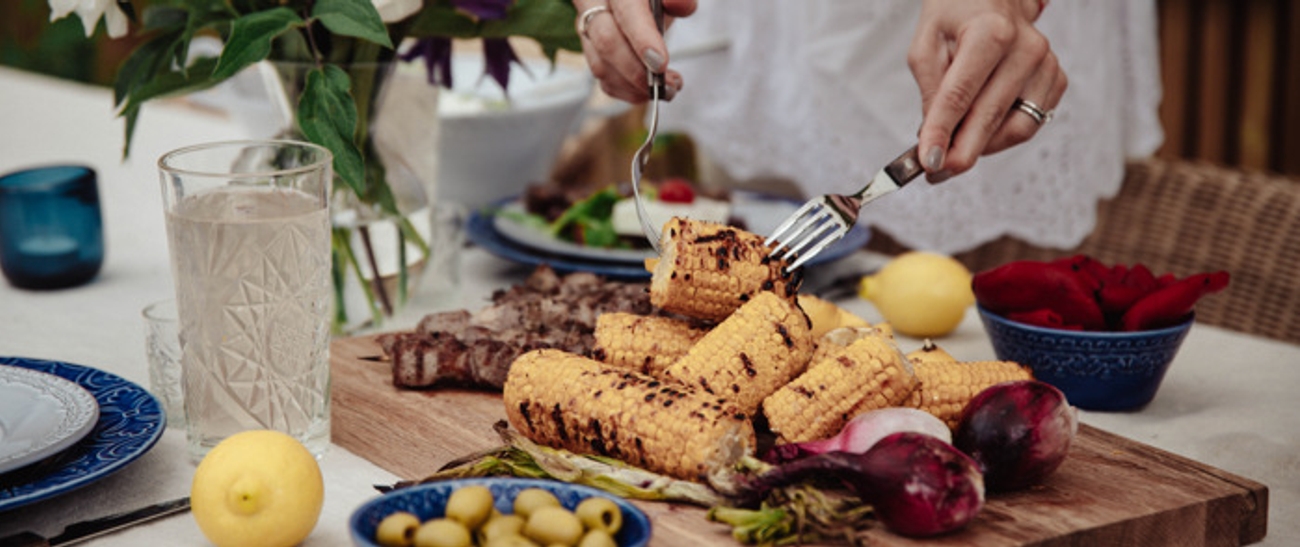 Majshållare, grillad majs på bord 