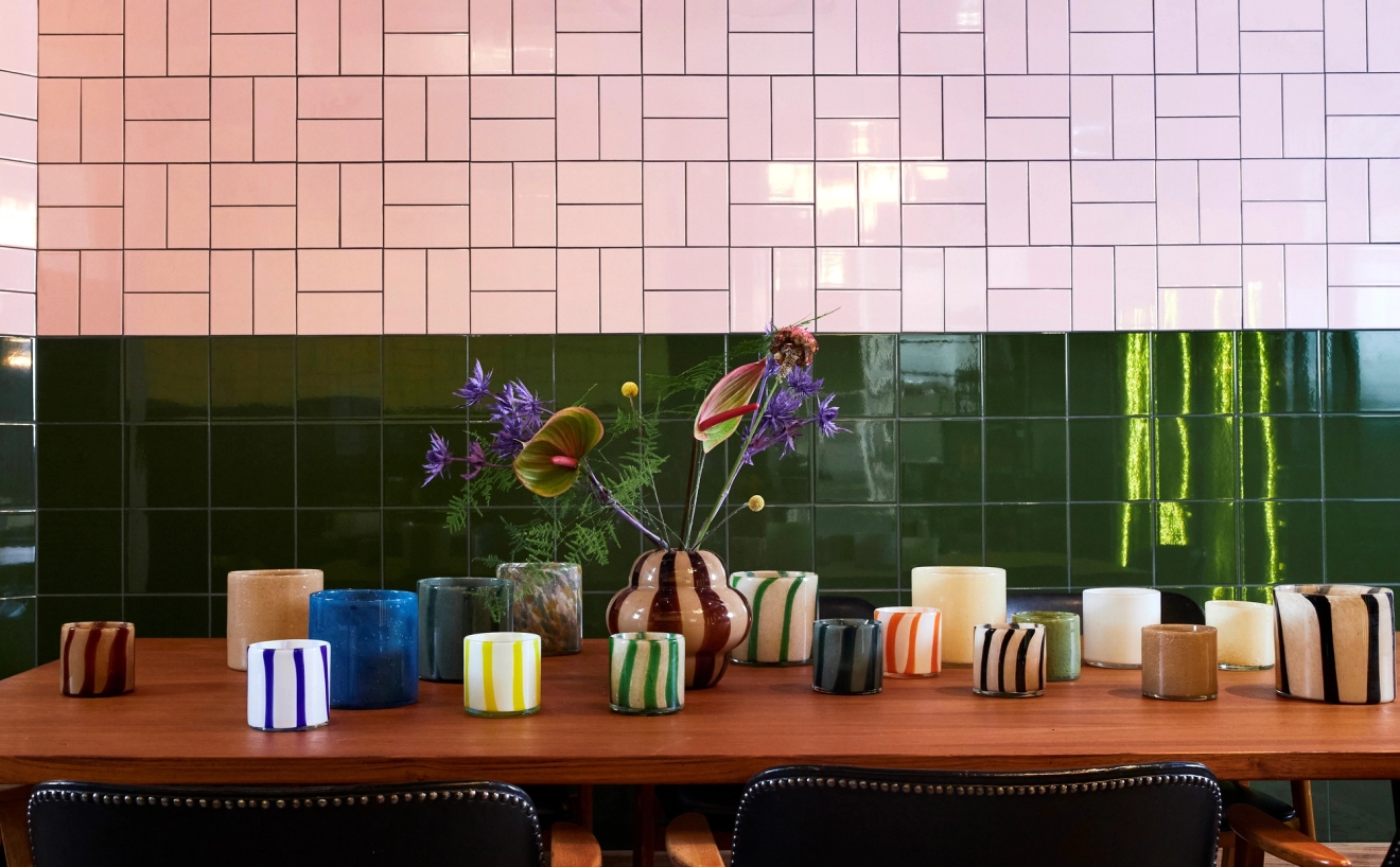 ByOn - Hauska valkoinen Mops koira -kynttilänjalka. Ruotsalainen design.