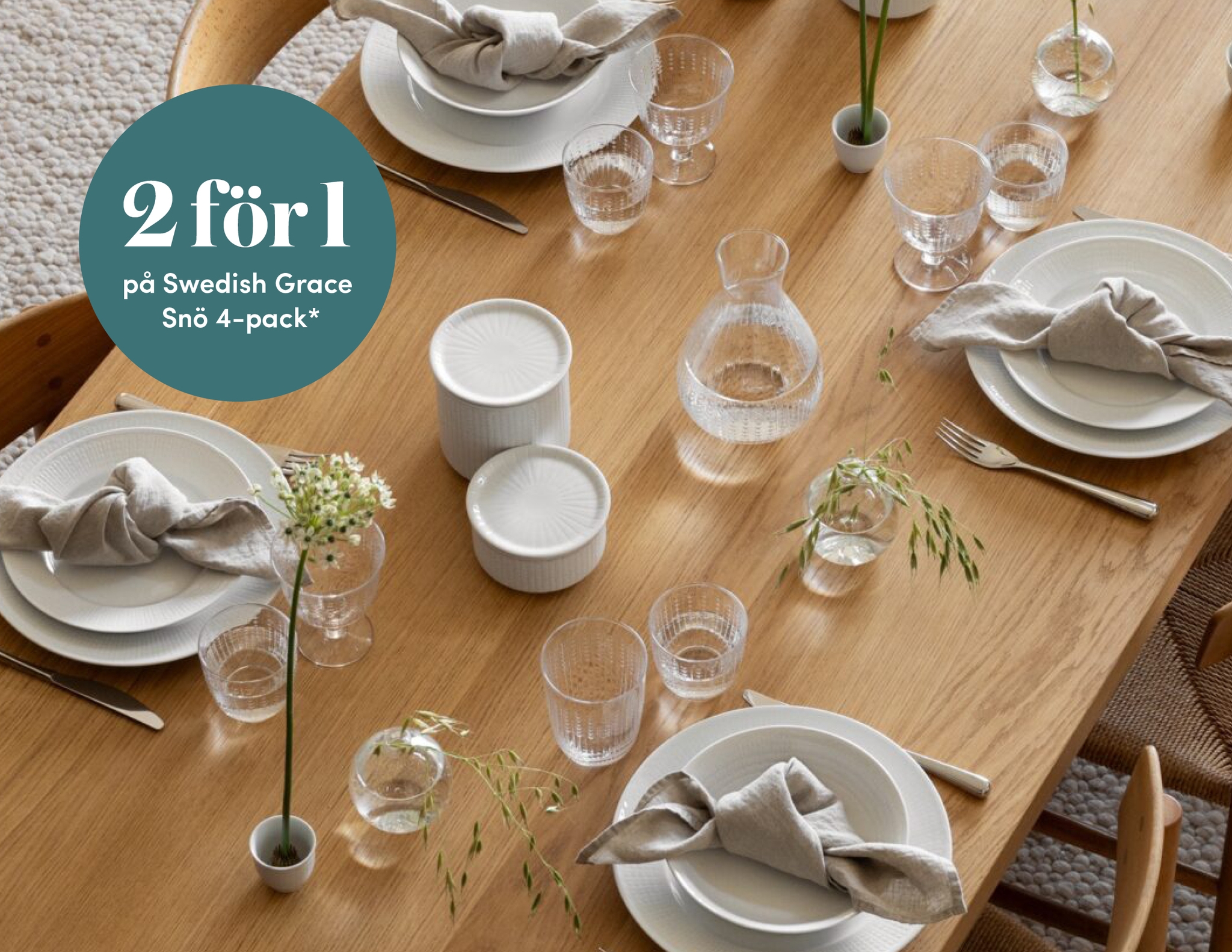 Vackert dukat matbord med Swedish Grace Snö-servis, glas och linneservetter samt kampanjtexten '2 för 1 på Swedish Grace Snö 4-pack'.