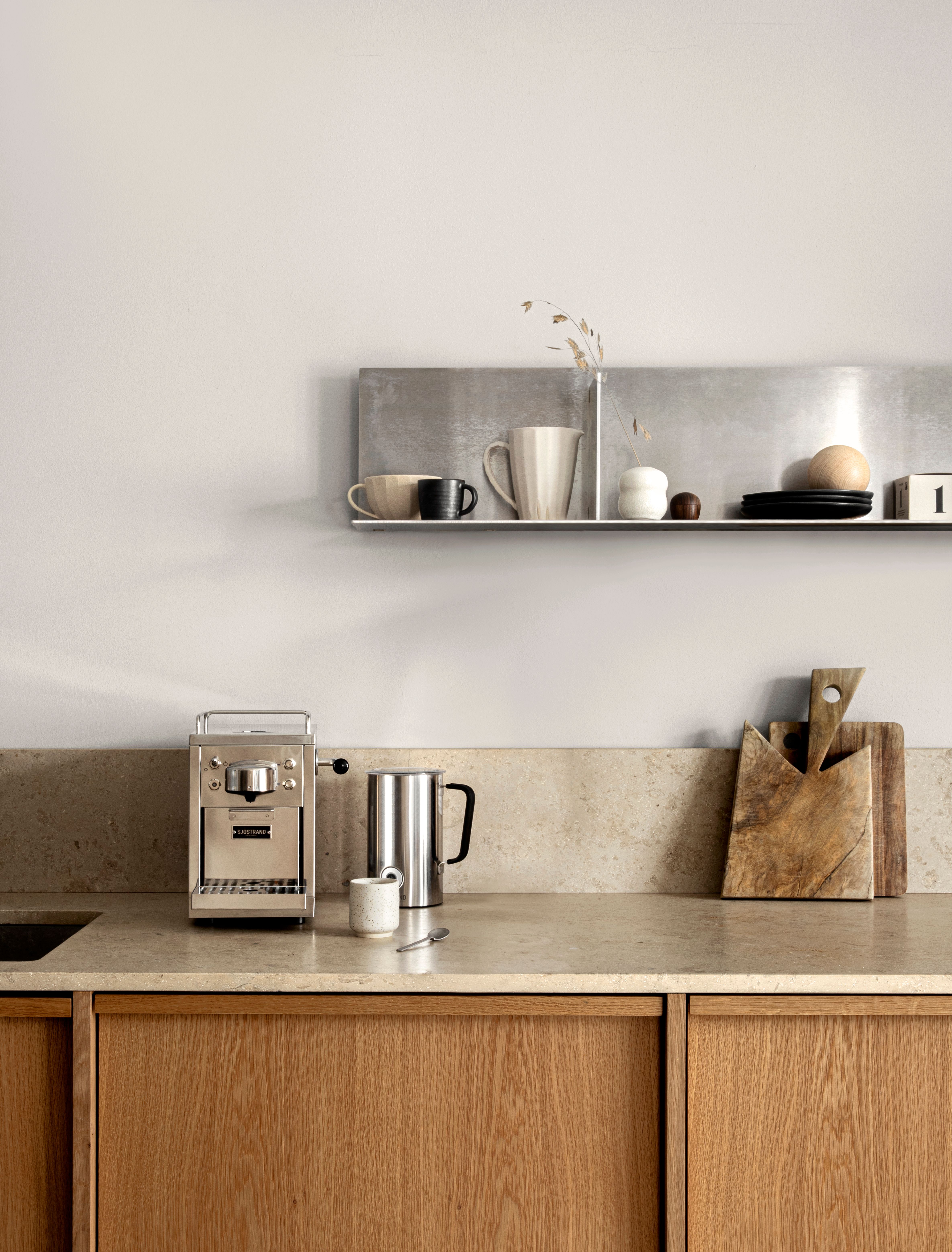 Sjöstrand kapselmaskin i rostfritt stål som står på en köksbänk