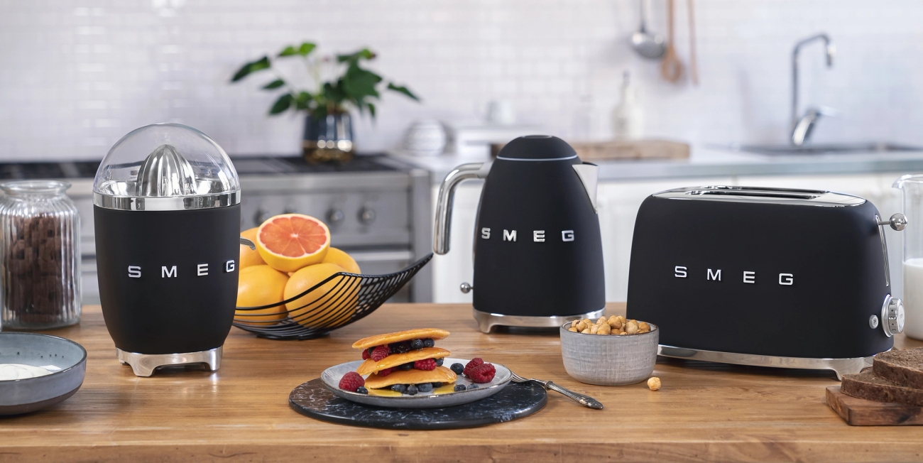 Smeg brödrost, vattenkokare och citruspress i färgen matt svart
