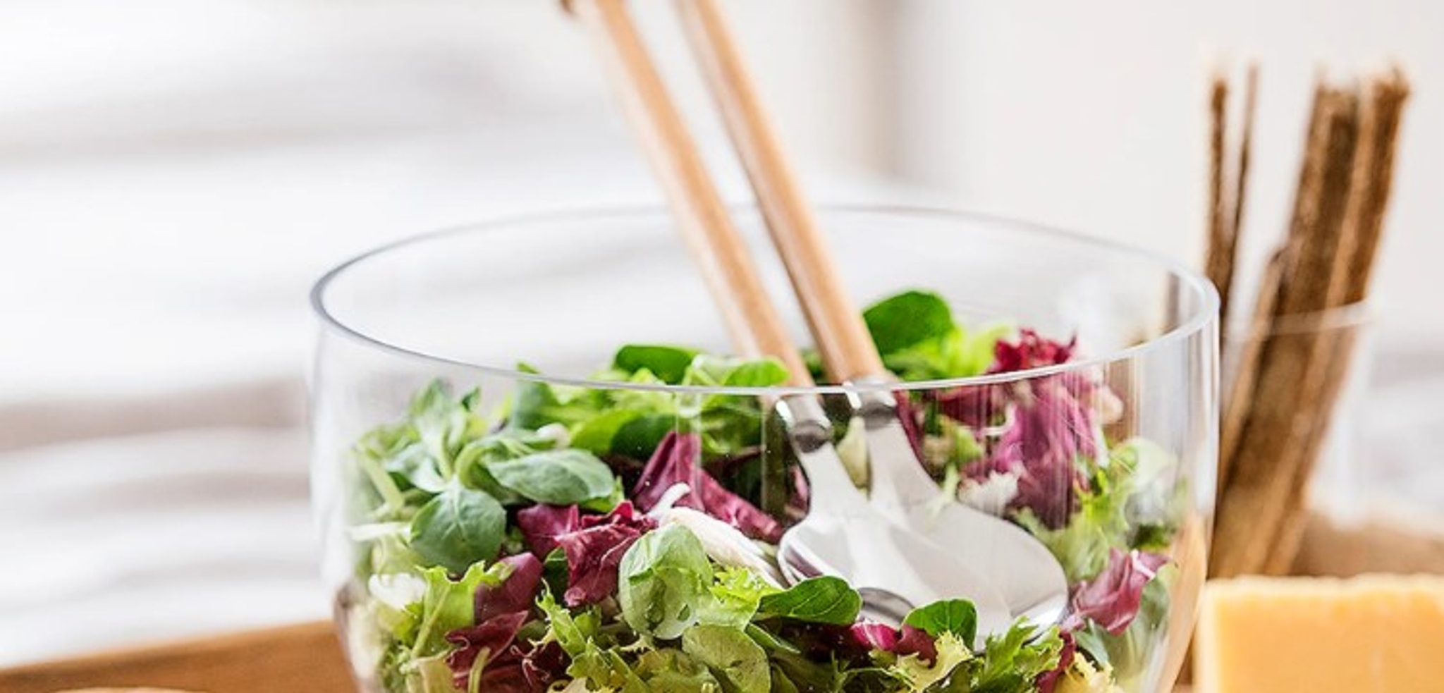 Serveringsbestikk salatbestikk i tre i en skål med salat
