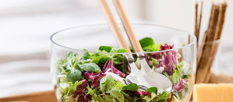 Serveringsbestikk salatbestikk i tre i en skål med salat