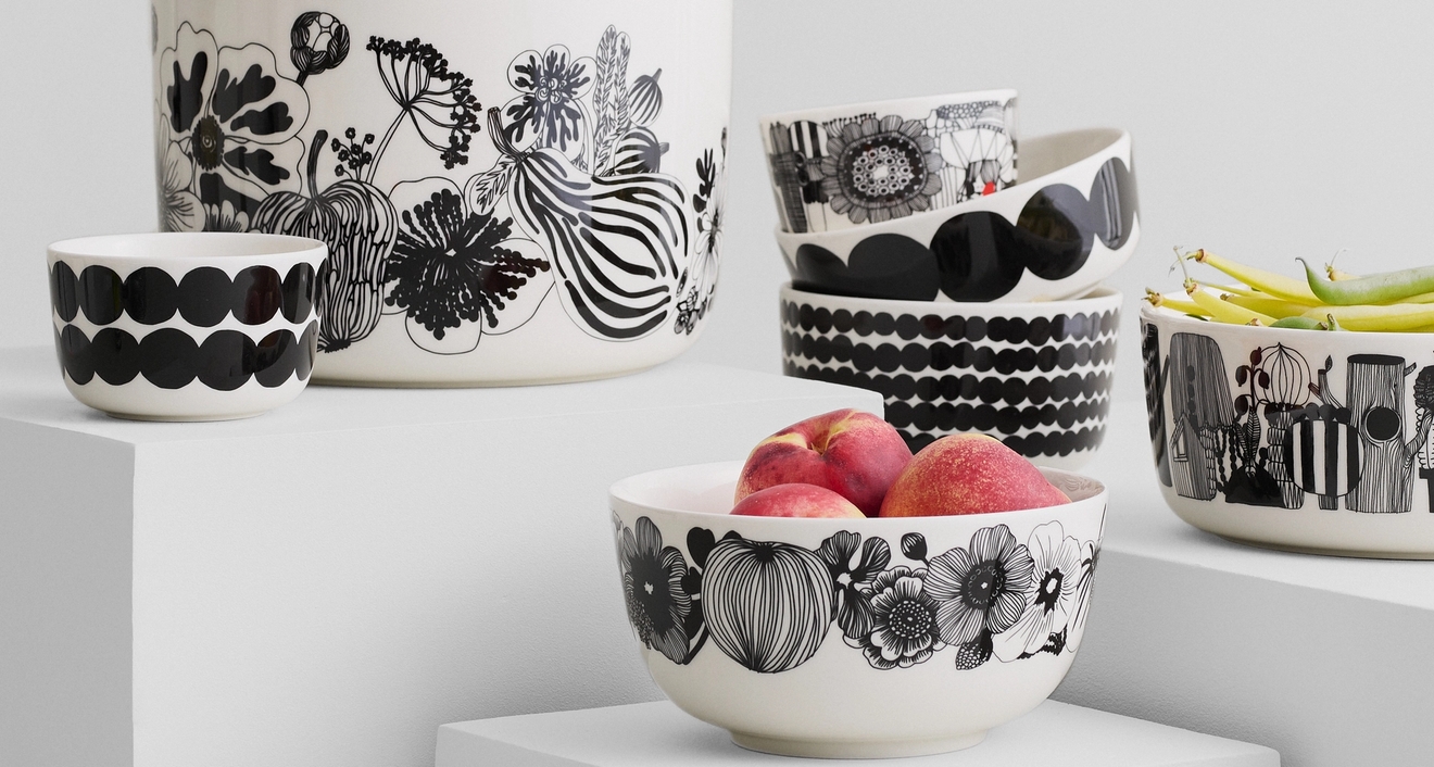 Marimekko kulho räsymatto siirtolapuutarha hedelmien ja vihannesten kera