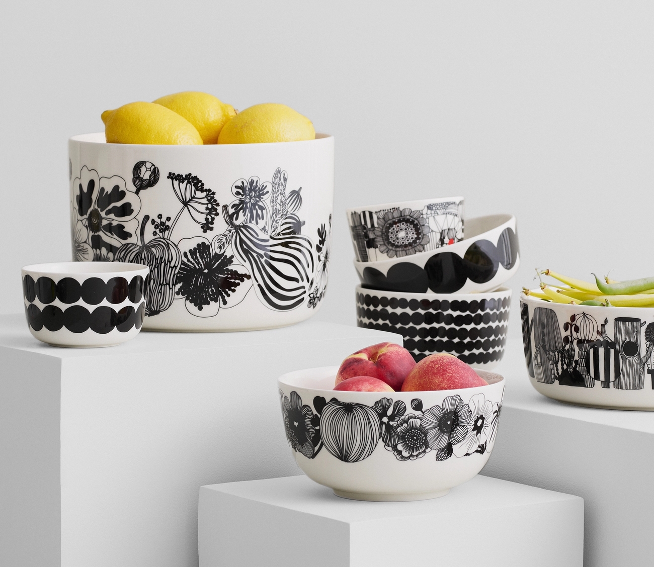 Marimekko kulho räsymatto siirtolapuutarha hedelmien ja vihannesten kera