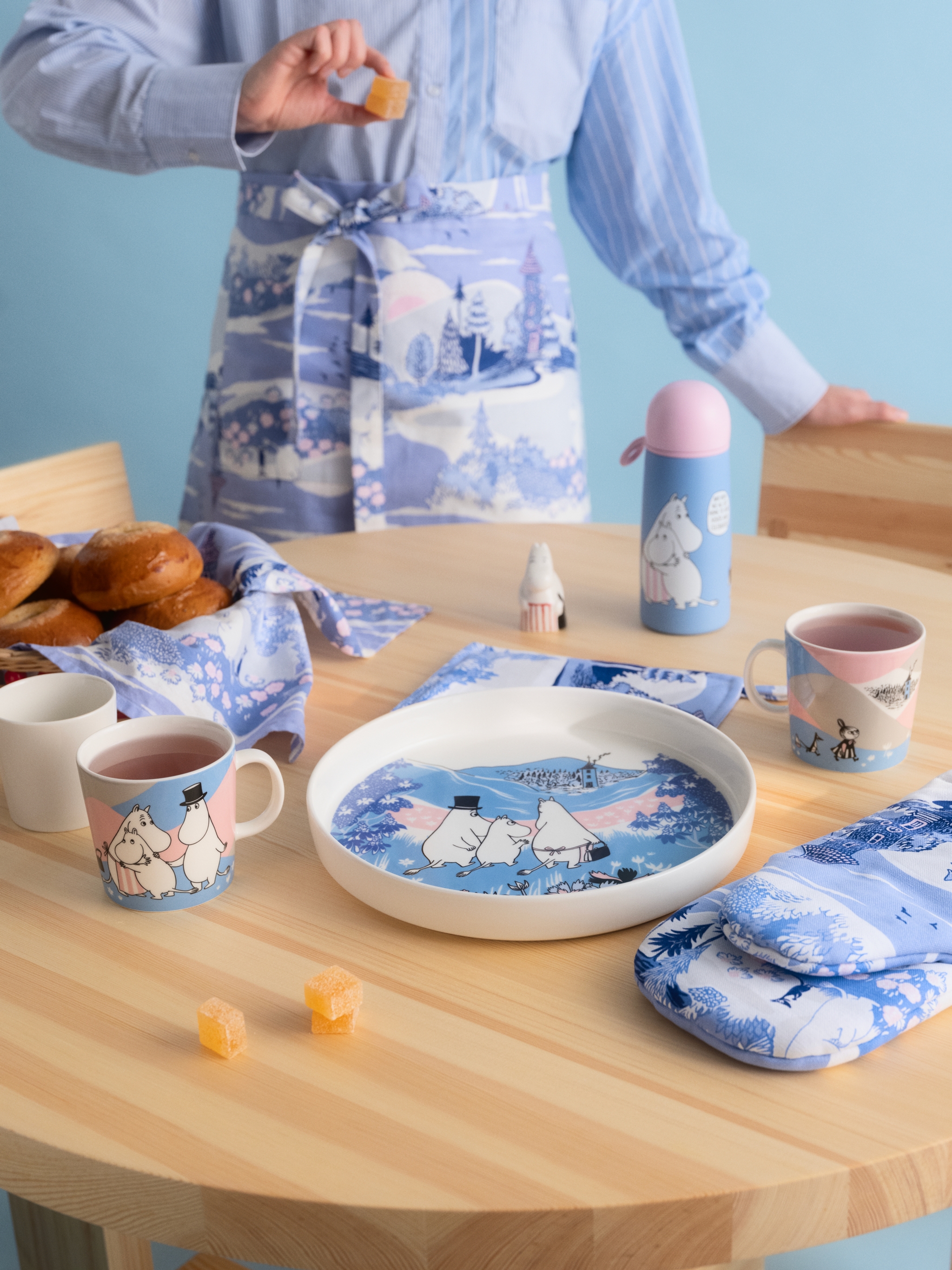 Mummikopp Endelig hjemme i rosa og blå pastellfarger med kopp, paiform, termos og forkle