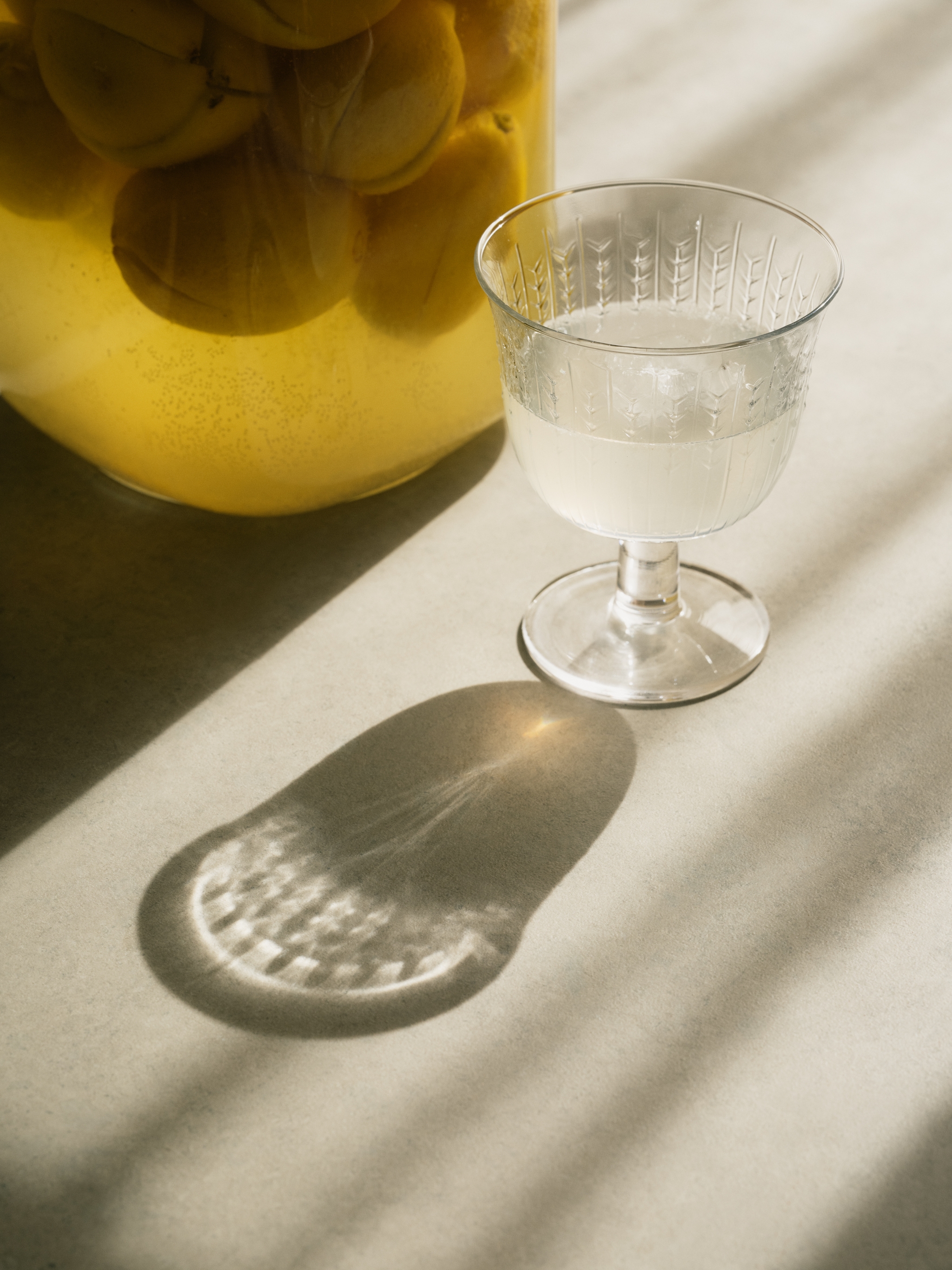 Munnblåst vinglass fra Swedish Grace som reflekteres i sollys