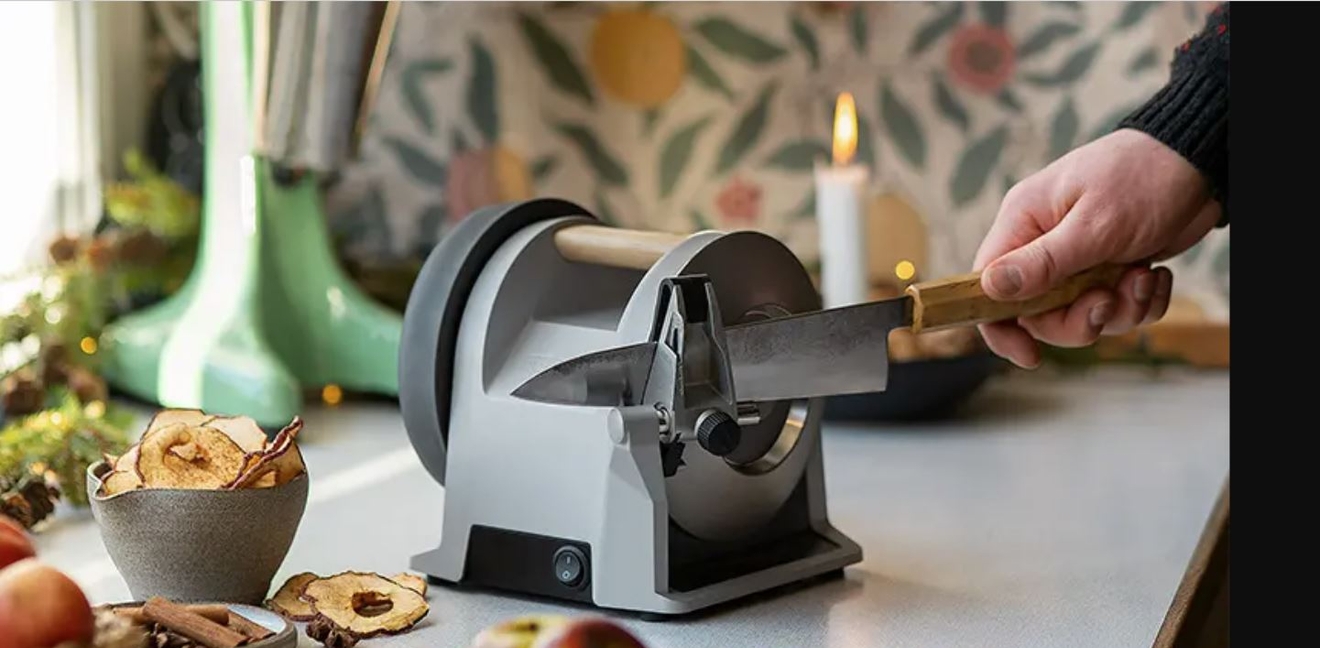Tormek knivslip i ett lantligt kök med äppelskivor