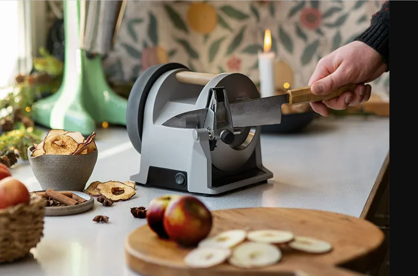 Tormek knivslip i ett lantligt kök med äppelskivor
