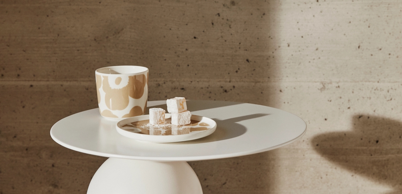 Unikko koppar, tallrikar och muggar i rött, svart och beige